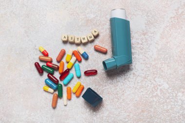 Modern astım spreyi, haplar ve ASTHMA kelimesi grunge arka planda