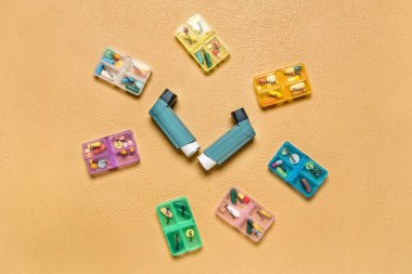 Renkli arka planda modern astım ilaçları