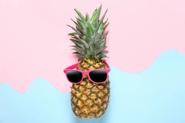Arka planda güneş gözlüklü komik ananas