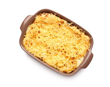 Beyaz arka planda lezzetli yeşil lazanyalı fırın yemeği.