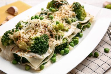 Masada lezzetli yeşil lazanya tabağı, yakın plan.