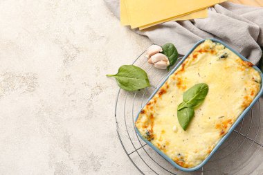 Grunge arka planında lezzetli yeşil lazanyalı fırın yemeği.