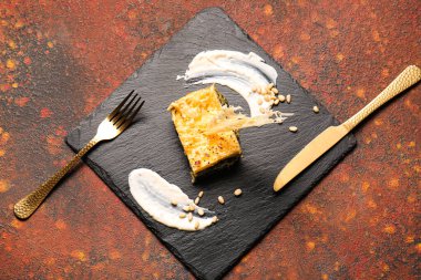 Grunge arka planında lezzetli yeşil lazanya olan tahta