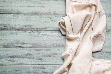 Renkli ahşap arka planda kumaş peçete