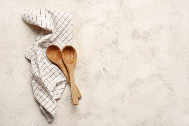 Kumaş peçete ve arka planda tahta kaşıklar