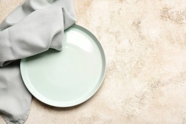 Işık arkaplanındaki kumaş peçete ve tabak