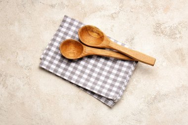 Kumaş peçete ve arka planda tahta kaşıklar