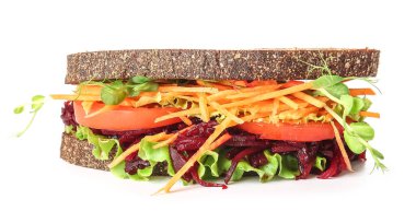 Beyaz arka planda lezzetli bir sandviç.