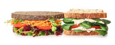 Beyaz arka planda lezzetli sandviçler.