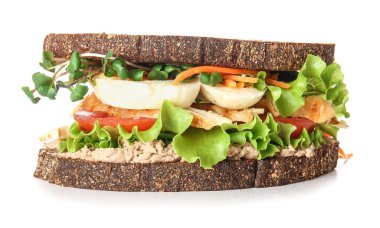 Beyaz arka planda lezzetli bir sandviç.