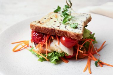 Hafif arka planda lezzetli sandviçli tabak, yakın plan.