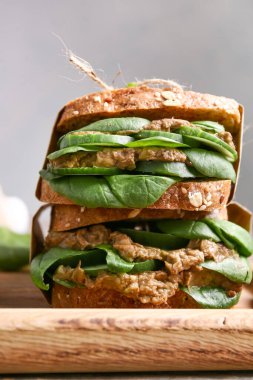 Hafif arka planda lezzetli sandviçi olan tahta, yakın plan