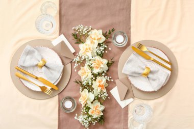 Narsisli çiçekli güzel bir masa.