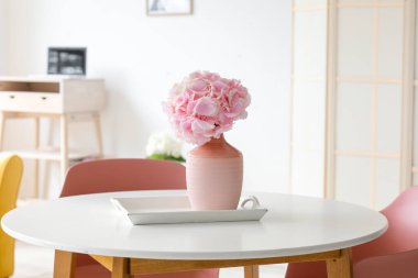 Oturma odasındaki masada ortanca çiçekli vazo.