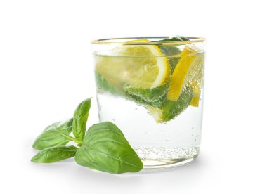 Beyaz arka planda fesleğenli lezzetli bir limonata.