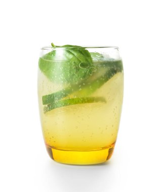 Beyaz arka planda fesleğenli lezzetli bir limonata.