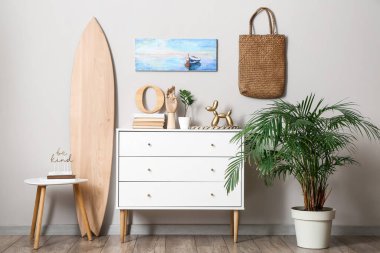 Çekmeceleri ve sörf tahtaları olan modern şık bir oda.