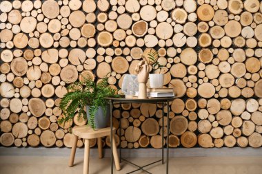 Ahşap duvarın yanında masası ve taburesi olan modern stil bir oda.