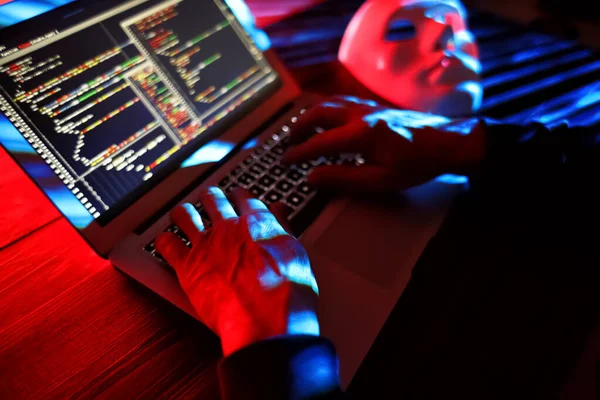 Koyu Arkaplanda Dizüstü Bilgisayarı Olan Bilgisayar Korsanı Elleri — Stok fotoğraf