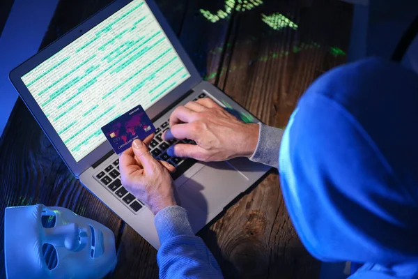 Hacker Credit Card Using Computer Dark Room — Stockfoto