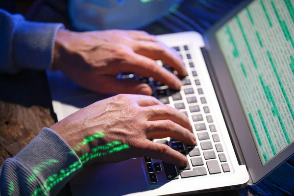 Hacker Using Computer Dark Room — Stock Photo, Image