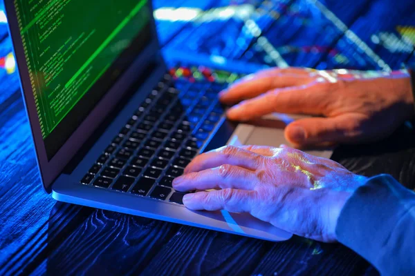 Hacker Using Computer Dark Room — Stock Photo, Image