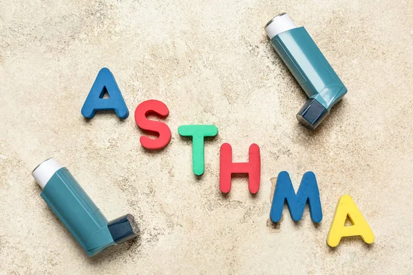 Сучасні Інгалятори Слово Asthma Гранжевому Фоні — стокове фото