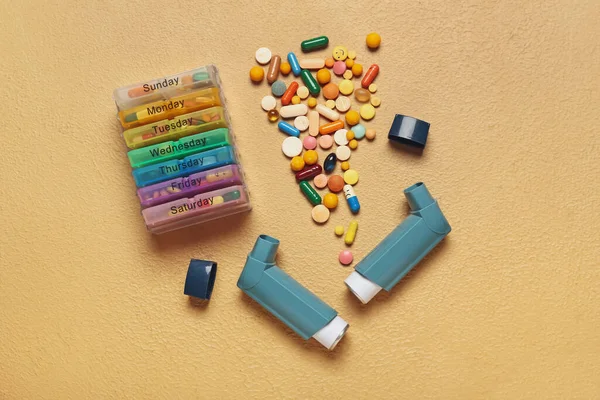 Moderne Inhalatoren Und Pillen Auf Farbigem Hintergrund — Stockfoto
