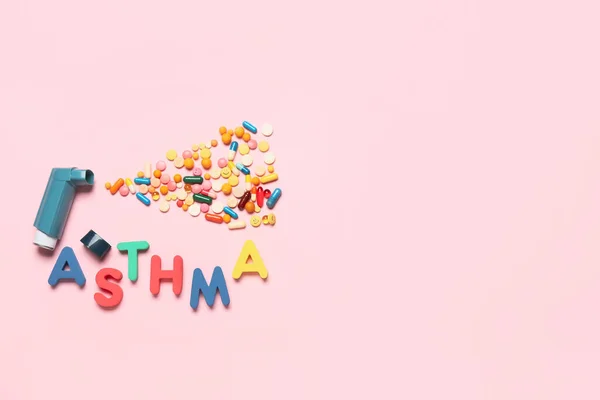 Composition Inhaler Pills Word Asthma Color Background — Fotografia de Stock