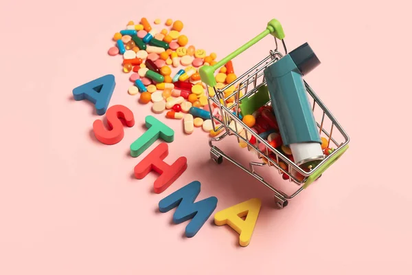 Composition Shopping Cart Inhaler Pills Word Asthma Color Background — Stock Photo, Image