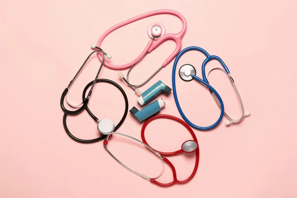 Inhalatoren Und Stethoskope Auf Farbigem Hintergrund — Stockfoto