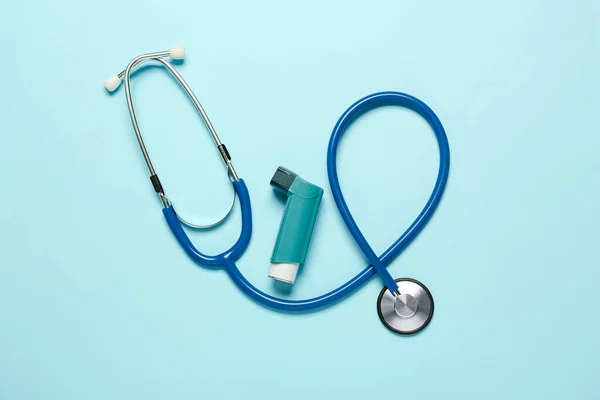 Inhalator Und Stethoskop Auf Farbigem Hintergrund — Stockfoto