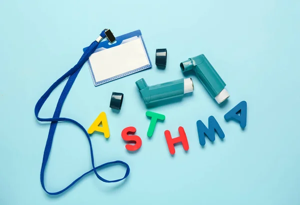 Inhalers Blank Badge Word Asthma Color Background — Stock Photo, Image