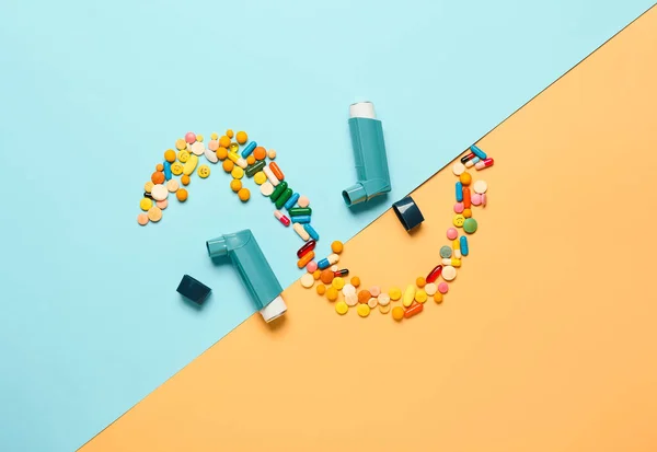 Samenstelling Met Inhalatoren Pillen Kleur Achtergrond — Stockfoto