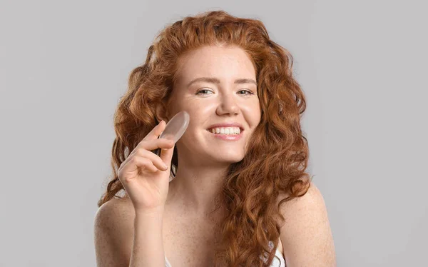 Belle Jeune Femme Avec Éponge Maquillage Sur Fond Gris — Photo