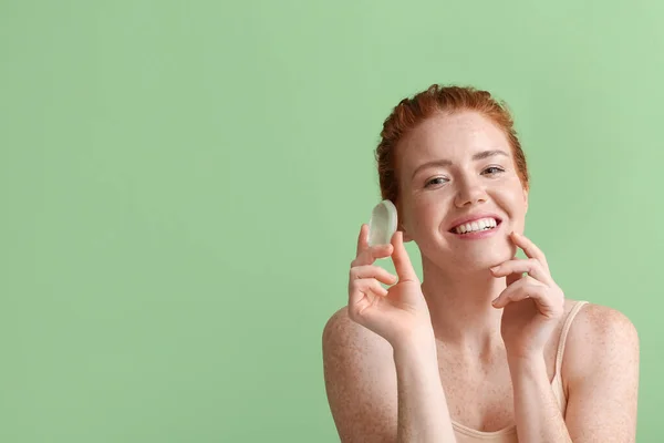 Hermosa Mujer Joven Con Esponja Maquillaje Fondo Color — Foto de Stock