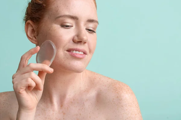 Hermosa Mujer Joven Con Esponja Maquillaje Fondo Color — Foto de Stock