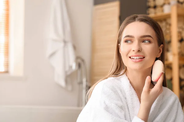 Bela Jovem Mulher Aplicando Maquiagem Banheiro — Fotografia de Stock