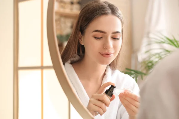 Vacker Ung Kvinna Tillämpa Makeup Badrummet — Stockfoto