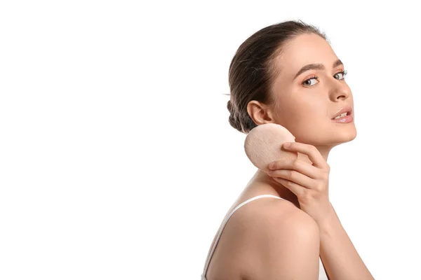 Hermosa Joven Con Esponja Maquillaje Sobre Fondo Blanco — Foto de Stock