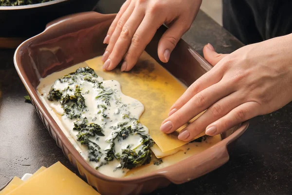 Vrouw Bereidt Lekkere Groene Lasagne Keuken Close — Stockfoto