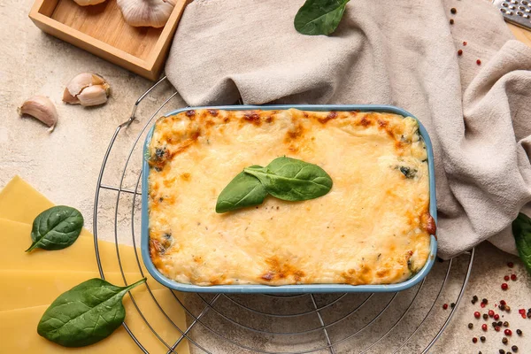 Piatto Cottura Con Gustose Lasagne Verdi Sfondo Grunge — Foto Stock