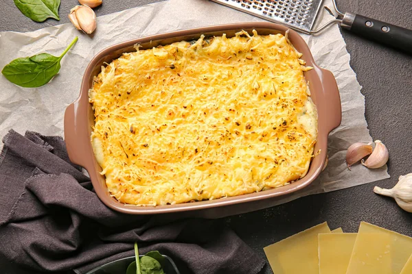 Baking Dish Tasty Green Lasagna Dark Background — Stock Photo, Image