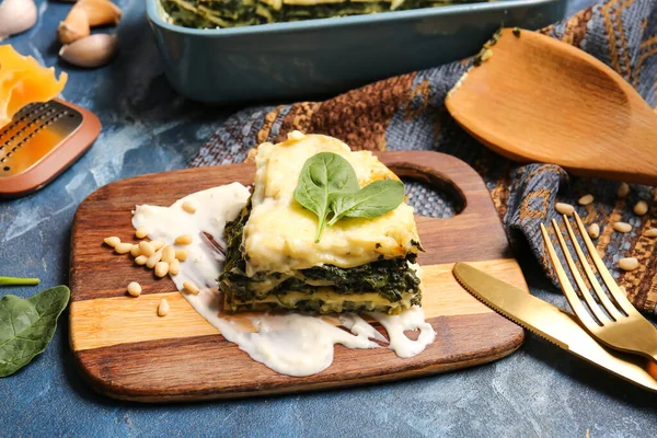 Board Tasty Green Lasagna Color Background — Stock Photo, Image