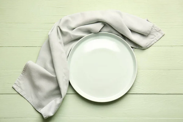 Υφασμάτινη Πετσέτα Και Πιάτο Ξύλινο Φόντο Χρώμα — Φωτογραφία Αρχείου