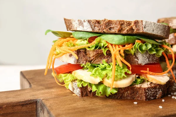 Tablero Con Sabroso Sándwich Sobre Fondo Claro Primer Plano — Foto de Stock