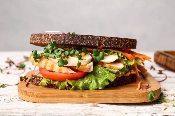 Plateau Avec Sandwich Savoureux Sur Fond Clair Gros Plan — Photo