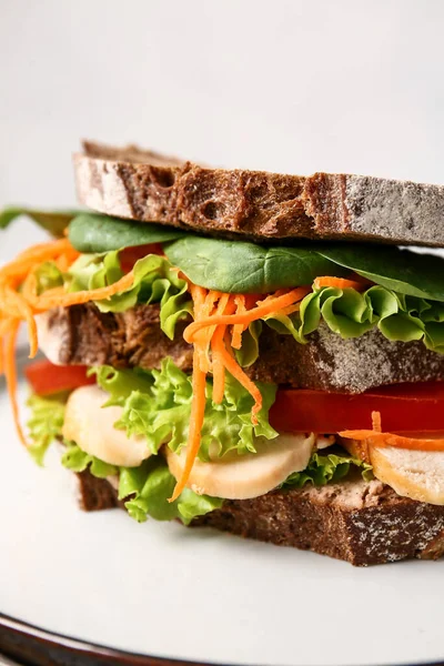 Assiette Avec Sandwich Savoureux Sur Fond Clair Gros Plan — Photo