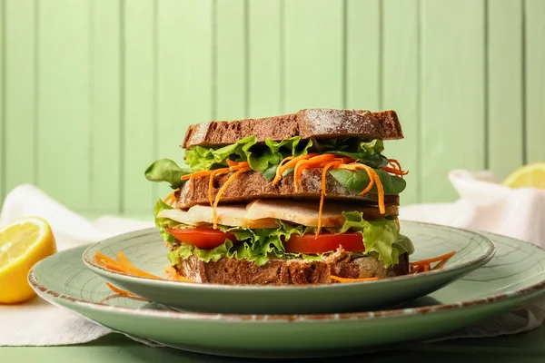나무로 맛있는 샌드위치를 클로즈업을 — 스톡 사진