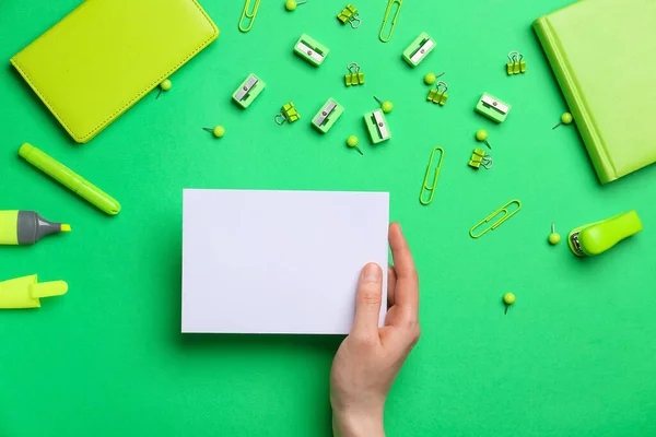 Mujer Sosteniendo Hoja Papel Blanco Sobre Fondo Color —  Fotos de Stock